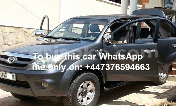 Acheter Occasion Voiture Toyota Fortuner Gris à Kigali, Rwanda Acheter Occasion Voiture Toyota Fortuner Gris à Kigali, Rwanda