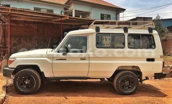 Sayi Na hannu Toyota Land Cruiser Beige Mota in Kigali a Rwanda Sayi Na hannu Toyota Land Cruiser Beige Mota in Kigali a Rwanda
