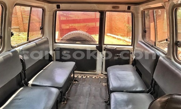 Sayi Na hannu Toyota Land Cruiser Beige Mota in Kigali a Rwanda Sayi Na hannu Toyota Land Cruiser Beige Mota in Kigali a Rwanda