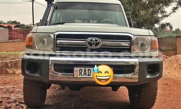 Sayi Na hannu Toyota Land Cruiser Beige Mota in Kigali a Rwanda Sayi Na hannu Toyota Land Cruiser Beige Mota in Kigali a Rwanda