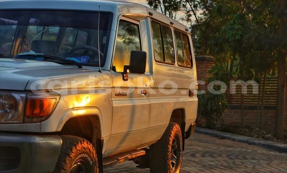 Sayi Na hannu Toyota Land Cruiser Beige Mota in Kigali a Rwanda Sayi Na hannu Toyota Land Cruiser Beige Mota in Kigali a Rwanda