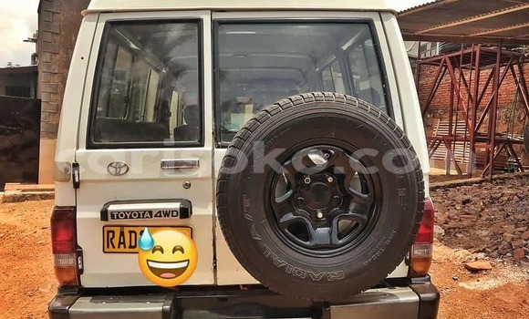 Sayi Na hannu Toyota Land Cruiser Beige Mota in Kigali a Rwanda Sayi Na hannu Toyota Land Cruiser Beige Mota in Kigali a Rwanda