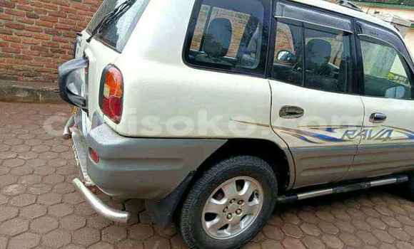Acheter Occasion Voiture Toyota RAV4 Blanc à Kigali, Rwanda Acheter Occasion Voiture Toyota RAV4 Blanc à Kigali, Rwanda