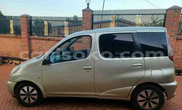 اشتري مستعمل Toyota Yaris Verso Gris سيارة في Kigali في Rwanda اشتري مستعمل Toyota Yaris Verso Gris سيارة في Kigali في Rwanda