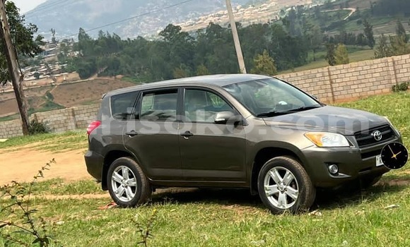 Sayi Na hannu Toyota RAV4 Marron Mota in Kigali a Rwanda Sayi Na hannu Toyota RAV4 Marron Mota in Kigali a Rwanda