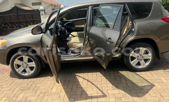 Sayi Na hannu Toyota RAV4 Marron Mota in Kigali a Rwanda Sayi Na hannu Toyota RAV4 Marron Mota in Kigali a Rwanda