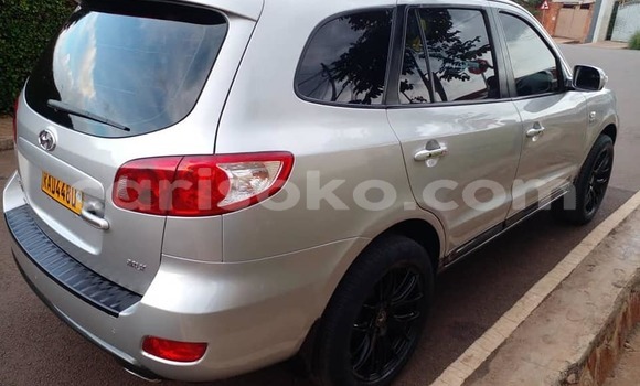 Sayi Na hannu Hyundai Santa Fe Gris Mota in Kigali a Rwanda Sayi Na hannu Hyundai Santa Fe Gris Mota in Kigali a Rwanda