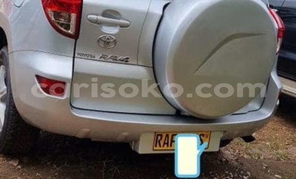Acheter Occasion Voiture Toyota RAV4 Gris à Kigali, Rwanda Acheter Occasion Voiture Toyota RAV4 Gris à Kigali, Rwanda