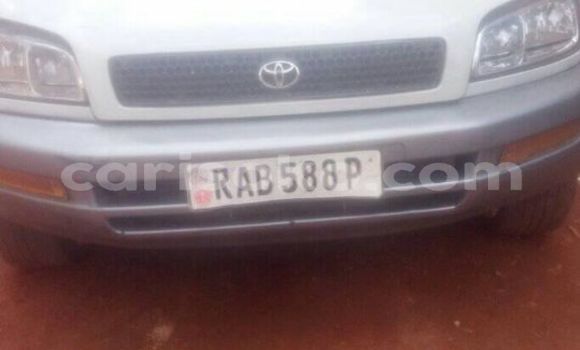 Acheter Occasion Voiture Toyota RAV4 Blanc à Huye, Rwanda Acheter Occasion Voiture Toyota RAV4 Blanc à Huye, Rwanda