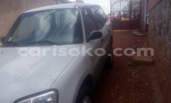 Acheter Occasion Voiture Toyota RAV4 Blanc à Huye, Rwanda Acheter Occasion Voiture Toyota RAV4 Blanc à Huye, Rwanda