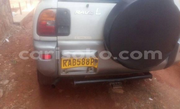 Acheter Occasion Voiture Toyota RAV4 Blanc à Huye, Rwanda Acheter Occasion Voiture Toyota RAV4 Blanc à Huye, Rwanda