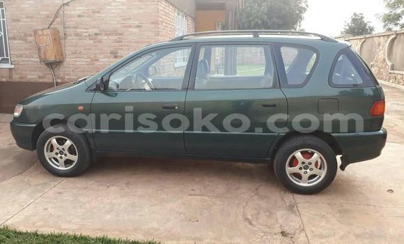 Acheter Occasion Voiture Toyota Picnic Vert à Huye, Rwanda Acheter Occasion Voiture Toyota Picnic Vert à Huye, Rwanda