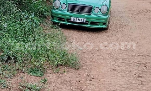 Acheter Occasion Voiture Mercedes-Benz E-Classe Vert à Kigali, Rwanda Acheter Occasion Voiture Mercedes-Benz E-Classe Vert à Kigali, Rwanda