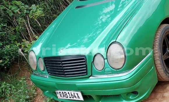 Acheter Occasion Voiture Mercedes-Benz E-Classe Vert à Kigali, Rwanda Acheter Occasion Voiture Mercedes-Benz E-Classe Vert à Kigali, Rwanda