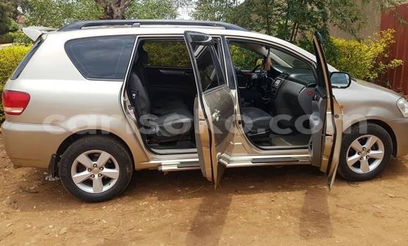 Acheter Occasion Voiture Toyota Avensis Verso Beige à Kigali, Rwanda Acheter Occasion Voiture Toyota Avensis Verso Beige à Kigali, Rwanda