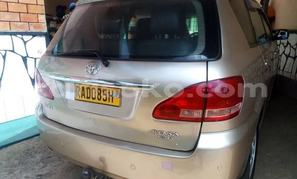 Acheter Occasion Voiture Toyota Avensis Verso Beige à Kigali, Rwanda Acheter Occasion Voiture Toyota Avensis Verso Beige à Kigali, Rwanda