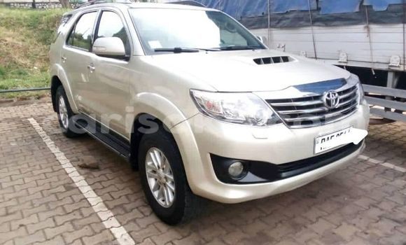 Acheter Occasion Voiture Toyota Fortuner Beige à Kigali, Rwanda Acheter Occasion Voiture Toyota Fortuner Beige à Kigali, Rwanda