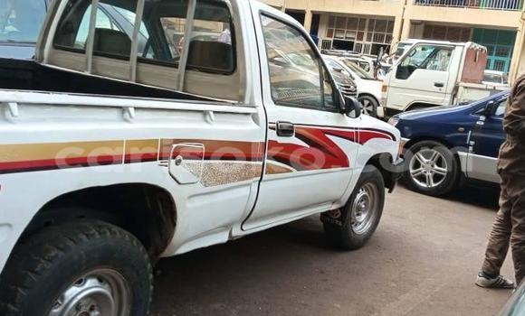 Acheter Occasion Voiture Toyota Hilux Blanc à Kigali, Rwanda Acheter Occasion Voiture Toyota Hilux Blanc à Kigali, Rwanda