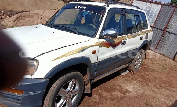 Acheter Occasion Voiture Toyota RAV4 Blanc à Kigali, Rwanda Acheter Occasion Voiture Toyota RAV4 Blanc à Kigali, Rwanda