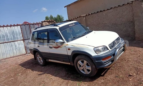 Acheter Occasion Voiture Toyota RAV4 Blanc à Kigali, Rwanda Acheter Occasion Voiture Toyota RAV4 Blanc à Kigali, Rwanda
