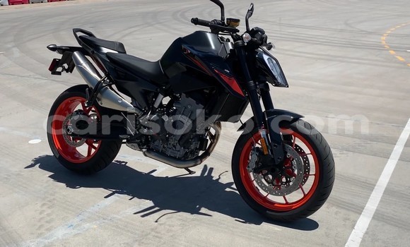 Sayi Na hannu KTM Duke Noir Motsi in Kigali a Rwanda