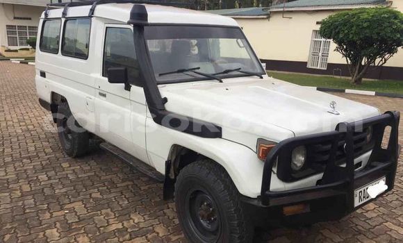 Acheter Occasion Voiture Toyota Land Cruiser Blanc à Kigali, Rwanda Acheter Occasion Voiture Toyota Land Cruiser Blanc à Kigali, Rwanda