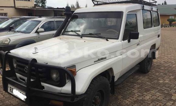 Acheter Occasion Voiture Toyota Land Cruiser Blanc à Kigali, Rwanda Acheter Occasion Voiture Toyota Land Cruiser Blanc à Kigali, Rwanda
