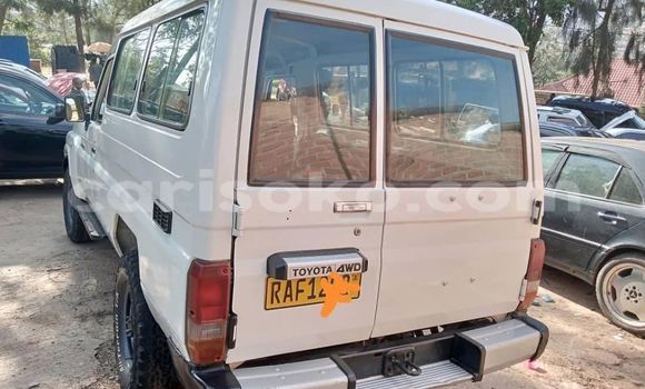 اشتري مستعمل Toyota Land Cruiser Beige سيارة في Kigali في Rwanda اشتري مستعمل Toyota Land Cruiser Beige سيارة في Kigali في Rwanda