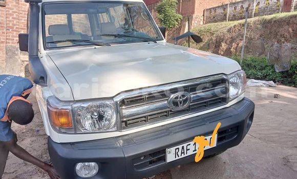 اشتري مستعمل Toyota Land Cruiser Beige سيارة في Kigali في Rwanda اشتري مستعمل Toyota Land Cruiser Beige سيارة في Kigali في Rwanda