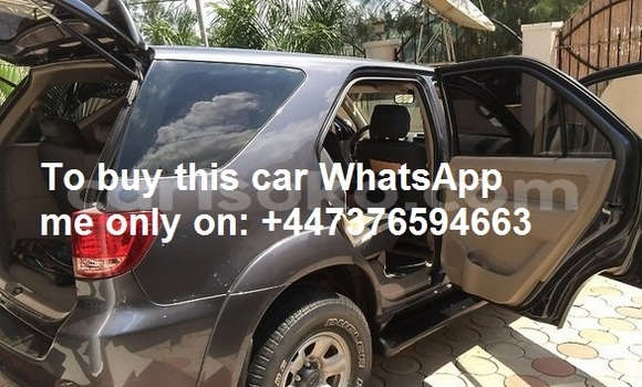 Sayi Na hannu Toyota Fortuner Gris Mota in Kigali a Rwanda Sayi Na hannu Toyota Fortuner Gris Mota in Kigali a Rwanda