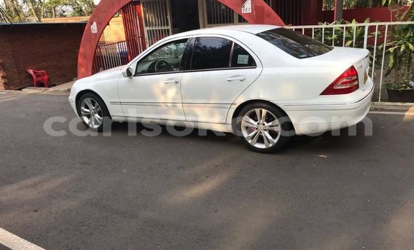Sayi Na hannu Mercedes-Benz C–Class Blanc Mota in Kigali a Rwanda Sayi Na hannu Mercedes-Benz C–Class Blanc Mota in Kigali a Rwanda