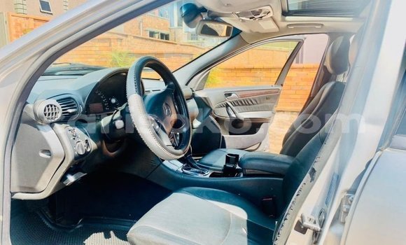 Sayi Na hannu Mercedes-Benz C–Class Gris Mota in Kigali a Rwanda Sayi Na hannu Mercedes-Benz C–Class Gris Mota in Kigali a Rwanda