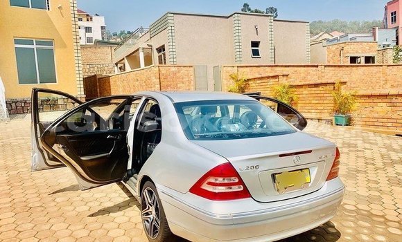 Sayi Na hannu Mercedes-Benz C–Class Gris Mota in Kigali a Rwanda Sayi Na hannu Mercedes-Benz C–Class Gris Mota in Kigali a Rwanda