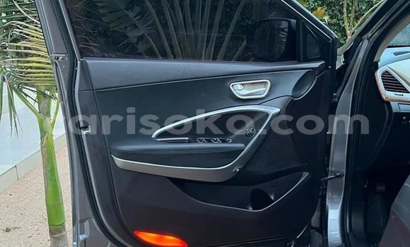 Acheter Occasion Voiture Hyundai Santa Fe Gris à Kigali, Rwanda Acheter Occasion Voiture Hyundai Santa Fe Gris à Kigali, Rwanda