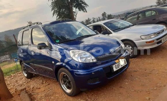 اشتري مستعمل Toyota Yaris Verso Bleu سيارة في Kigali في Rwanda