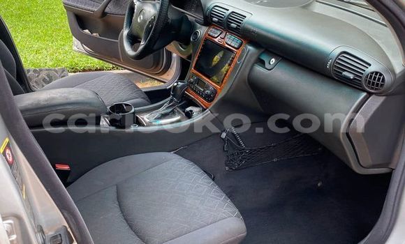 Acheter Occasion Voiture Mercedes-Benz C–Class Gris à Kigali, Rwanda Acheter Occasion Voiture Mercedes-Benz C–Class Gris à Kigali, Rwanda