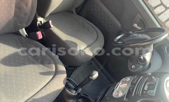 Acheter Occasion Voiture Toyota Yaris Gris à Kigali, Rwanda Acheter Occasion Voiture Toyota Yaris Gris à Kigali, Rwanda