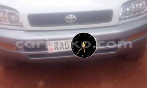 Acheter Occasion Voiture Toyota RAV4 Blanc à Kigali, Rwanda Acheter Occasion Voiture Toyota RAV4 Blanc à Kigali, Rwanda