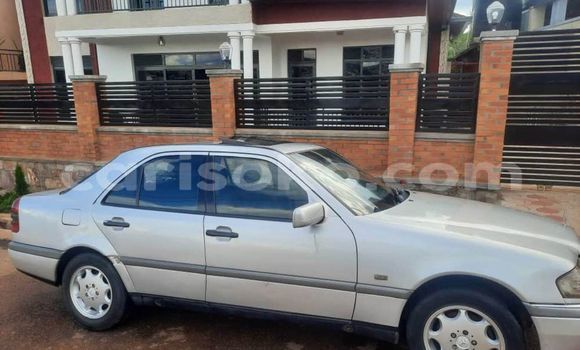 Sayi Na hannu Mercedes-Benz C–Class Gris Mota in Kigali a Rwanda Sayi Na hannu Mercedes-Benz C–Class Gris Mota in Kigali a Rwanda
