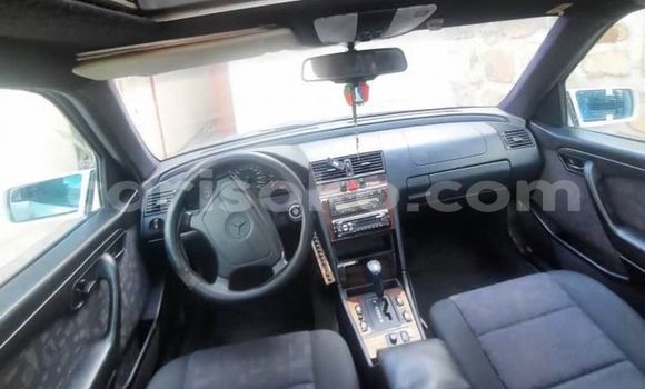 Sayi Na hannu Mercedes-Benz C–Class Gris Mota in Kigali a Rwanda Sayi Na hannu Mercedes-Benz C–Class Gris Mota in Kigali a Rwanda