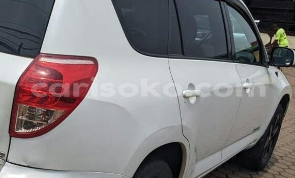 Sayi Na hannu Toyota RAV4 Blanc Mota in Kigali a Rwanda Sayi Na hannu Toyota RAV4 Blanc Mota in Kigali a Rwanda
