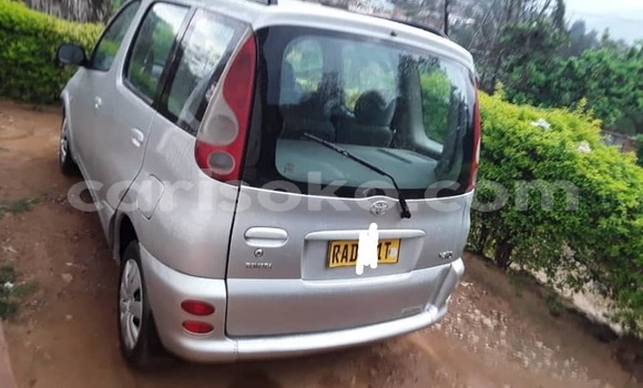 Acheter Occasion Voiture Toyota Yaris Verso Gris à Kigali, Rwanda Acheter Occasion Voiture Toyota Yaris Verso Gris à Kigali, Rwanda