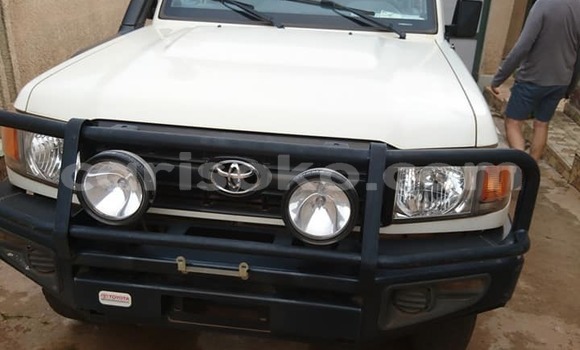 Sayi Na hannu Toyota Land Cruiser Blanc Mota in Kigali a Rwanda Sayi Na hannu Toyota Land Cruiser Blanc Mota in Kigali a Rwanda