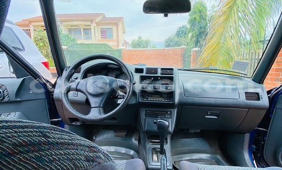 Acheter Occasion Voiture Toyota RAV4 Bleu à Kigali, Rwanda Acheter Occasion Voiture Toyota RAV4 Bleu à Kigali, Rwanda