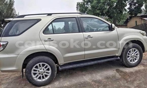 Sayi Na hannu Toyota Fortuner Marron Mota in Kigali a Rwanda Sayi Na hannu Toyota Fortuner Marron Mota in Kigali a Rwanda