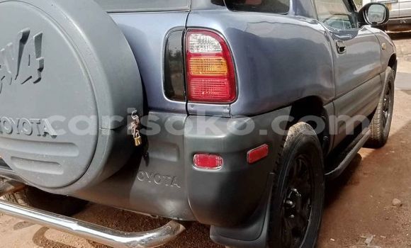 Acheter Occasion Voiture Toyota RAV4 Bleu à Kigali, Rwanda Acheter Occasion Voiture Toyota RAV4 Bleu à Kigali, Rwanda