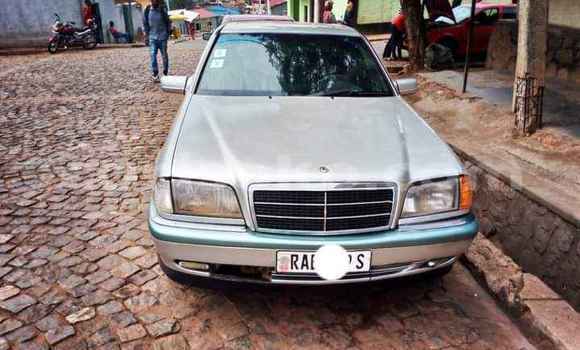 Acheter Occasion Voiture Mercedes-Benz C–Class Gris à Kigali, Rwanda Acheter Occasion Voiture Mercedes-Benz C–Class Gris à Kigali, Rwanda