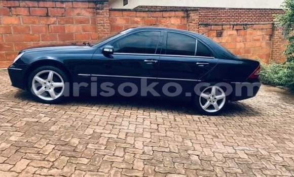 Acheter Occasion Voiture Mercedes-Benz E–Class Noir à Kigali, Rwanda Acheter Occasion Voiture Mercedes-Benz E–Class Noir à Kigali, Rwanda