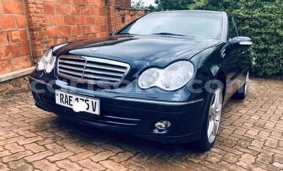 Acheter Occasion Voiture Mercedes-Benz E–Class Noir à Kigali, Rwanda Acheter Occasion Voiture Mercedes-Benz E–Class Noir à Kigali, Rwanda