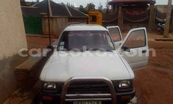 Acheter Occasion Voiture Toyota Hilux Blanc à Kigali, Rwanda Acheter Occasion Voiture Toyota Hilux Blanc à Kigali, Rwanda